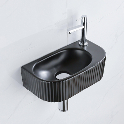 QeramiQ Fuente Fonteinset - 40x21.5x12cm - rechts - geribbeld - halfrond - 1 kraangat - keramiek - fonteinkraan chroom - afvoerplug - verlaagd sifon - zwart mat