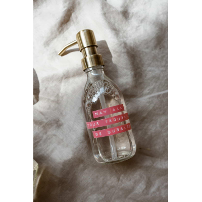 Wellmark savon à main en verre transparent, pompe en laiton 250ml texte "may all your troubles be bubbles" étiquette rose