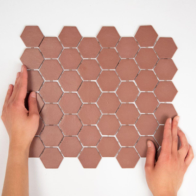 The Mosaic Factory Valencia mozaïektegel 4.3x4.9x0.5cm hexagon bordeaux mat voor wand en vloer en voor binnen en buiten vorstbestendig