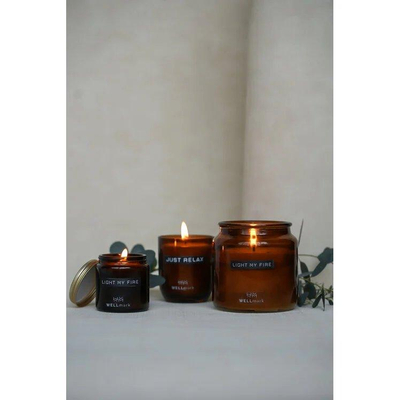 Wellmark Geurkaars - 9.5x11cm - cedarwood - tekst LIGHT MY FIRE SHOWROOMMODEL