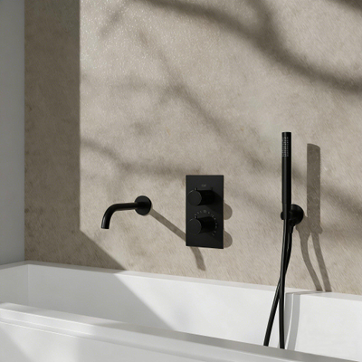 Fortifura Calvi Robinet de baignoire - bec 22cm à raccourcir - flexible - douchette stick - partie encastrable - support mural - noir mat