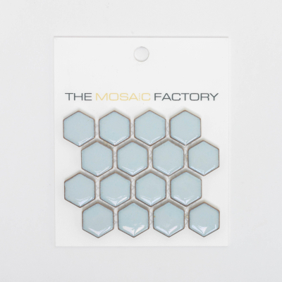 SAMPLE The Mosaic Factory Barcelona mozaïektegel 2.3x2.6x0.5cm Hexagon Geglazuurd porselein Zacht blauw met retro rand