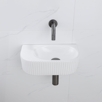 QeramiQ Fuente Fonteinset - 40x21.5x12cm - geribbeld - halfrond - keramiek - fonteinkraan gunmetal - afvoerplug - verlaagd sifon - wit glans