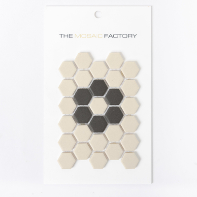 SAMPLE The Mosaic Factory London carrelage mosaïque 2,3x2,3x0,6cm hexagone porcelaine non émaillée carreau de sol pour intérieur et extérieur résistant au gel 4 fleurs p par feuille blanc avec noir