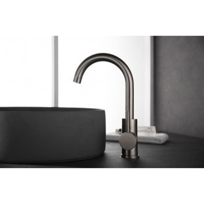 Wiesbaden Ribbd wastafelkraan met draaibare uitloop en coldstart geborsteld staal PVD