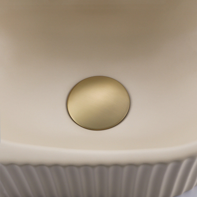 QeramiQ Fuente Fonteinset - 40x21.5x12cm - geribbeld - halfrond - zonder kraangat - keramiek - fonteinkraan geborsteld messing - afvoerplug - verlaagd sifon - beige