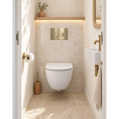 QeramiQ Dely Swirl Compact Toiletset - inbouwreservoir Geberit UP320 - met Burda frame - slim zitting - kunststof bedieningsplaat geborsteld messing (goud) - ronde knoppen - mat wit