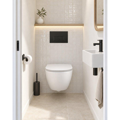 QeramiQ Dely Swirl Compact Toiletset - inbouwreservoir Geberit UP320 - met Burda frame - slim zitting - metalen bedieningsplaat mat zwart - rechthoekige knoppen - mat wit