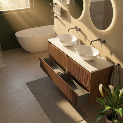 Saniclass Holz Atelier Ensemble de meubles de salle de bains - 160x45x62.5cm - plan de toilette Torino en solid surface blanc - sans trou de robinetterie - 4 tiroirs - walnut pure mat (bois)