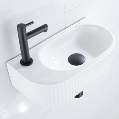 QeramiQ Fuente fonteinset – 40x21.5x12 cm – keramiek wit glans – kraangat links – mat zwarte kraan – geribbeld
