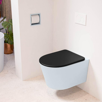 Mondiaz LAVIE hangtoilet – spoelrandloos – 36 x 53 cm – met softclose zitting – Clay (lichtblauw/grijs), zitting Urban (zwart)