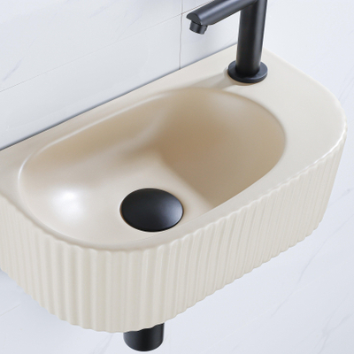 Fugaflow Efficiente Pietra Fonteinset - 40x21.5x12cm - rechts - geribbeld - halfrond - 1 kraangat - keramiek - fonteinkraan zwart mat - afvoerplug - verlaagd sifon - beige