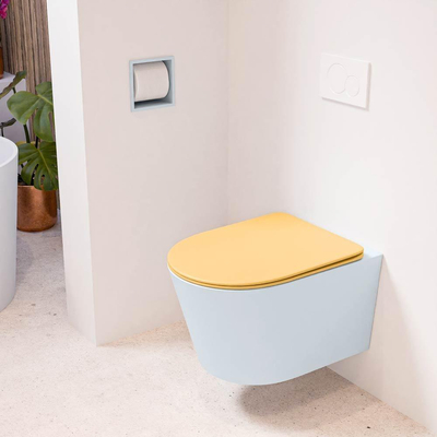 Mondiaz LAVIE hangtoilet – spoelrandloos – 36 x 53 cm – met softclose zitting – Clay (lichtblauw/grijs), zitting Ocher (geel)