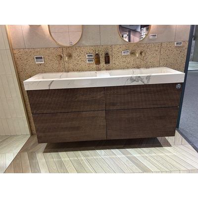 INK Pitch wastafel 160x45x9cm 2 wasbakken 0 kraangaten drain keramiek Statuario glans Wastafelonderkast 80x45x65cm (2X) 2 lades push to open verticaal gefreesd Eiken Chocolate SHOWROOMMODEL