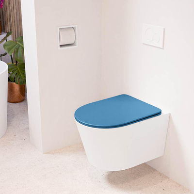 Mondiaz LAVIE hangtoilet – spoelrandloos – 36 x 53 cm – met softclose zitting – Talc (wit), zitting Jeans (blauw)