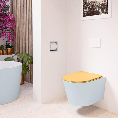 Mondiaz LAVIE hangtoilet – spoelrandloos – 36 x 53 cm – met softclose zitting – Clay (lichtblauw/grijs), zitting Ocher (geel)