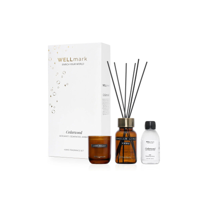 Wellmark gifset geurstokjes & kaars - cedarwood - amber - 220gr - 200ml - tekst: just relax & smells like home SHOWROOMMODEL
