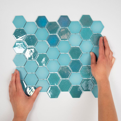 La mosaïque Mosaic Factory Valencia - 27,6x32,9cm - carrelage mural - Hexagone - Verre recyclé Turquoise mat/brillant