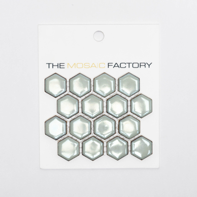 ÉCHANTILLON The Mosaic Factory Barcelona carreau mosaïque 2.3x2.6x0.5cm Hexagon Porcelaine émaillée Gris doux avec bord rétro