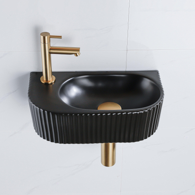 QeramiQ Fuente fonteinset – halfrond – 40x21.5x12 cm – keramiek zwart mat – geborsteld gouden kraan – geribbeld