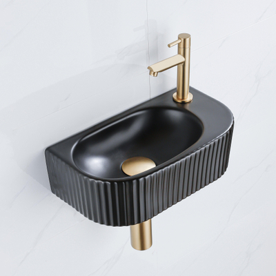 QeramiQ Fuente Fonteinset - 40x21.5x12cm - rechts - geribbeld - halfrond - 1 kraangat - keramiek - fonteinkraan geborsteld messing - afvoerplug - verlaagd sifon - zwart mat