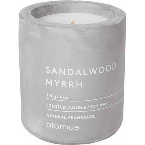 Blomus Fraga Geurkaars sandalwood Myrrh hoogte 8cm diameter 6.5cm micro chip SHOWROOMMODEL SHOW24861