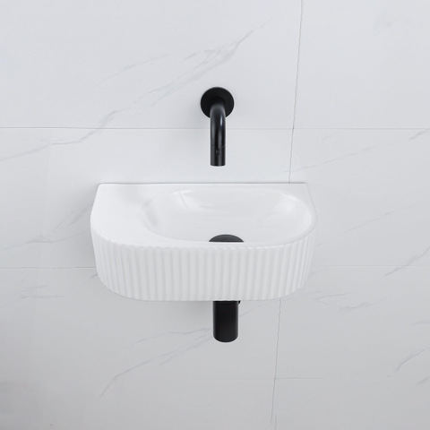 QeramiQ Fuente fonteinset – halfrond – 40x21.5x12 cm – keramiek wit glans – mat zwarte kraan – geribbeld SW1233086