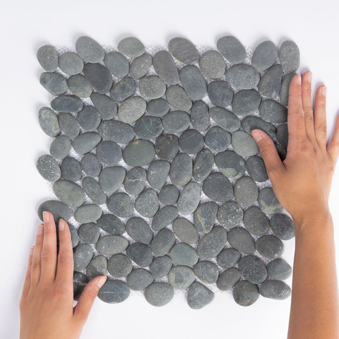 La mosaïque en pierre naturelle Mosaic Factory - 30,5x30cm - carrelage mural et de sol - Organique - Pierre de rivière Gris Foncé Mat SW66205