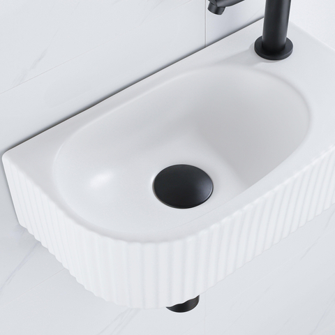 QeramiQ Fuente fonteinset – 40x21.5x12 cm – keramiek wit mat – kraangat rechts – mat zwarte kraan – geribbeld SW1232886