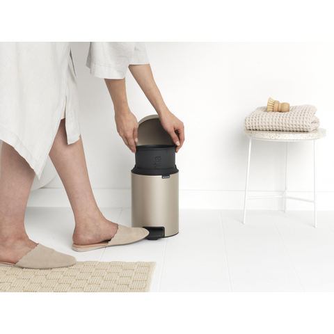 Brabantia Newicon poubelle à pédale3 litres avec seau intérieur en plastique champagne SW538277