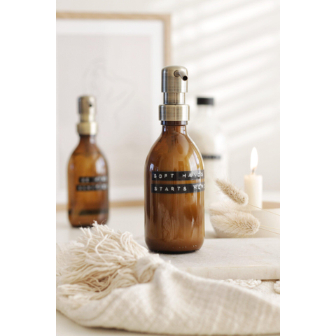 Wellmark Handcreme bruin glas messing pomp 250ml tekst SOFT HANDS STARTS HERE Black label SHOWROOMMODEL SHOW22672