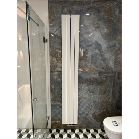 Plieger Cavallino Retto designradiator enkel middenaansluiting 2000x298mm 666W mat wit met Riko thermostatisch onderblok haaks-rechts geborsteld staal