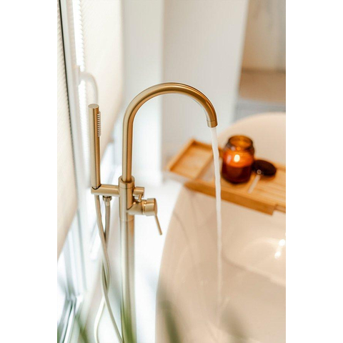 Fortifura Calvi vrijstaande badkraan - 113cm - met handdoucheset - PVD - geborsteld messing (goud) SW720550