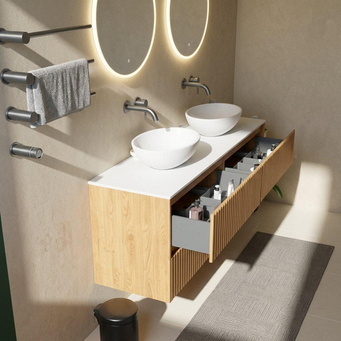 Saniclass Holz Atelier Ensemble de meubles de salle de bains - 160x45x62.5cm - Plan de toilette Torino en solid surface blanc - sans trou de robinetterie - 4 tiroirs - chêne natural mat (bois) SW1478825