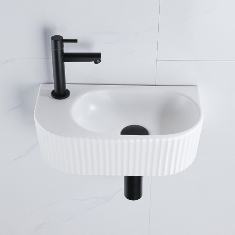 QeramiQ Fuente pack lave-mains – 40 x 21,5 x 12 cm – céramique blanc mat – perçage à gauche – robinet noir mat – cannelé SW1232885