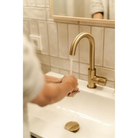 Fortifura Calvi wastafelkraan - hoog - draaibare - uitloop - PVD - geborsteld messing (goud) SW809349