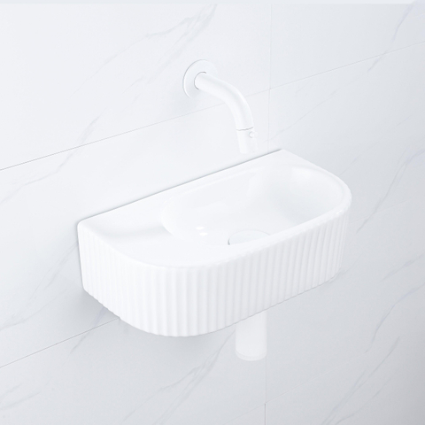 QeramiQ Fuente fonteinset – halfrond – 40x21.5x12 cm – keramiek wit glans – mat witte kraan – geribbeld SW1233094