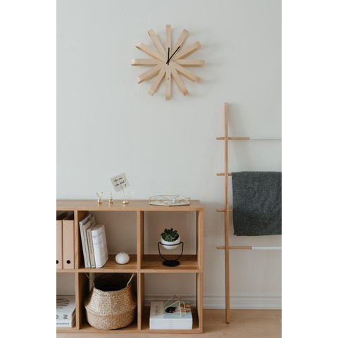 Horloge murale Umbra Ribbonwood 51x51x10cm en bois d'Aspen naturel SW539254