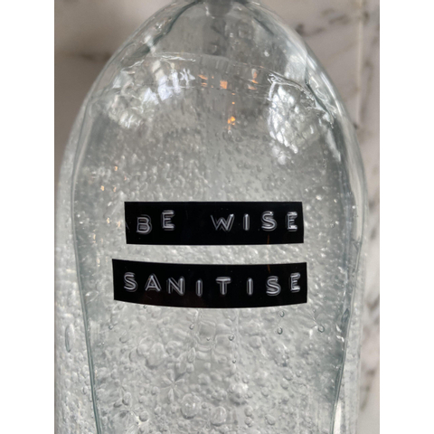 Wellmark sanitisateur verre transparent pompe noire 1000ml texte BE WISE SANITISE SW484808