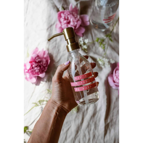 Wellmark Handzeep helder glas messing pomp 250ml tekst MAY ALL YOUR TROUBLES BE BUBBLES Roze label SW773936