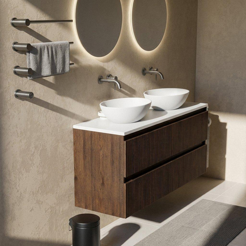 Saniclass Holz Atelier Ensemble meuble de salle de bains - 140x45x62.5cm - plan Torino en solid surface blanc - sans trou de robinet - 4 tiroirs - chêne charcoal mat (bois) SW1478725