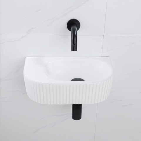 QeramiQ Fuente fonteinset – halfrond – 40x21.5x12 cm – keramiek wit mat – mat zwarte kraan – geribbeld SW1233087