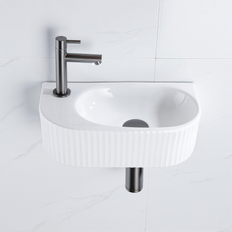 QeramiQ Fuente fonteinset – 40x21.5x12 cm – keramiek wit glans – kraangat links – kraan gunmetal – geribbeld SW1233030