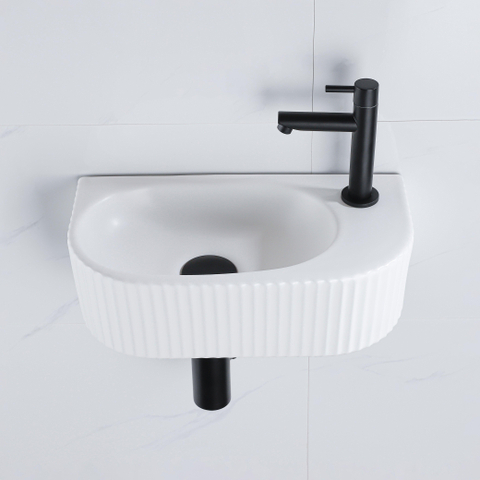 QeramiQ Fuente pack lave-mains – 40 x 21,5 x 12 cm – céramique blanc mat – perçage à droite – robinet noir mat – cannelé SW1232886