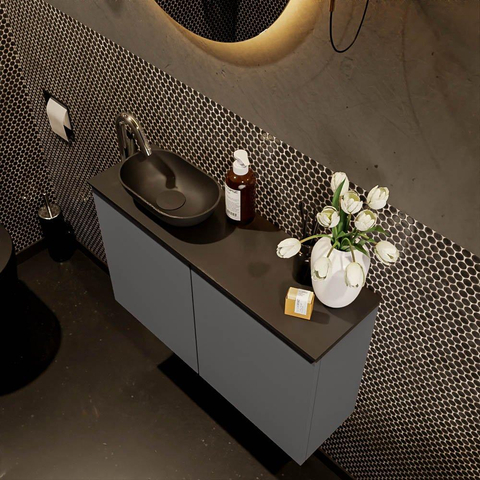 Mondiaz Fowy Meuble de toilette - 80x50x23cm - gris foncé mat - 1 trou de robinet - lavabo à gauche - 2 portes - solid surface - plan MDF - lavabo : noir SW761110
