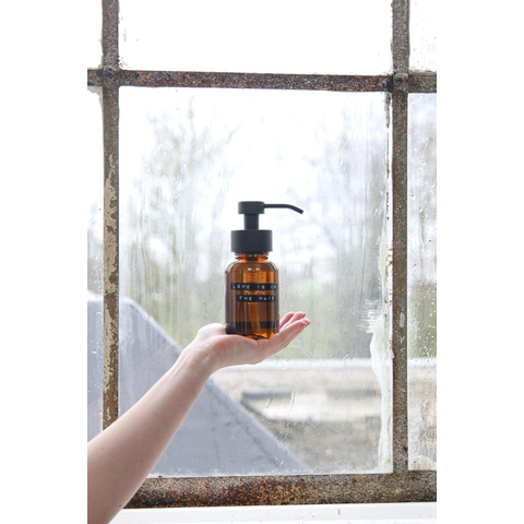 Wellmark Shampoo bruin glas zwarte pomp 250ml LOVE IS IN THE HAIR Black label SHOWROOMMODEL SHOW25079