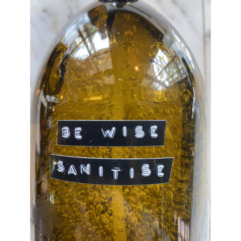 Wellmark sanitisateur verre brun pompe laiton 1000ml texte BE WISE SANITISE SW484806