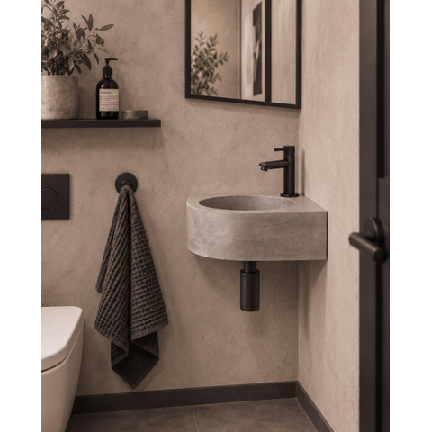Fortifura Fuente pack lave-mains d'angle – 31,5 x 31,5 x 10 cm – béton gris – robinet noir mat SW1111538